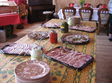 Une longue table avec beaucoup de nourriture dessus. Une longue table avec beaucoup de nourriture dessus.