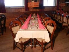 Une table et des chaises en bois. Une table et des chaises en bois.